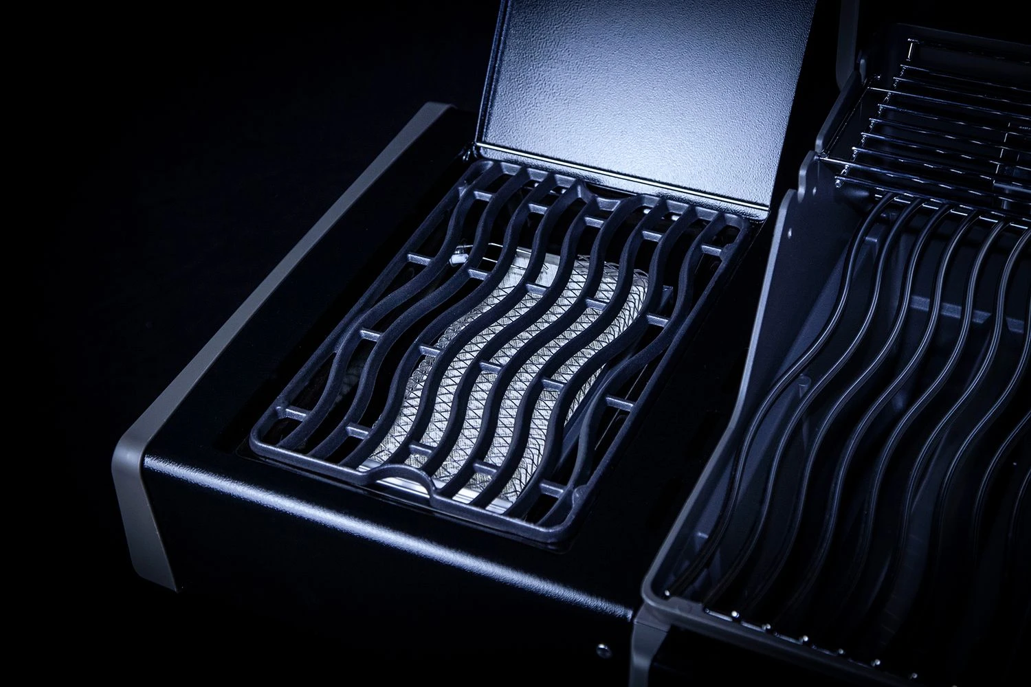 Napoleon Rogue SE 525 Gasgrill - All-black - Mit Sizzle Zone Und Heckbrenner - Grillfürst Edition - X-DEAL Inkl. Abdeckhaube, Gussplatte Und Drehspieß-Set - Modell 2022 7 Napoleon Rogue SE 525 Gasgrill - All-black - Mit Sizzle Zone Und Heckbrenner - Grillfürst Edition - X-DEAL Inkl. Abdeckhaube, Gussplatte Und Drehspieß-Set - Modell 2022 – Bild 7