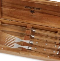 Steak Champ Gourmet Steakbesteck Set: 2 Steakmesser Und 2 Gabeln 9 Steak Champ Gourmet Steakbesteck Set: 2 Steakmesser Und 2 Gabeln -Grillen im Freien Steak Champ Gourmet Messerset Holzbox Aufbewahrung 101059