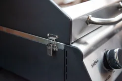 Grillfürst G201E 2-Brenner Gasgrill Portabel V2 - Campinggrill / Balkongrill - X-DEAL Inkl. Untergestell Und Tragetasche 27 Grillfürst G201E 2-Brenner Gasgrill Portabel V2 - Campinggrill / Balkongrill - X-DEAL Inkl. Untergestell Und Tragetasche -Grillen im Freien grillfuerst g201 verschluss 1