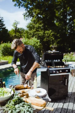 Outdoorchef Dualchef 325 G Gasgrill Mit Seitenkocher + BLAZING ZONE Infrarotbrenner + DGS Gusseisen Grillrost 2 Stk. + DGS Gemüse Grillrost 2 Stk. -Grillen im Freien outdoorchef dualchef 325 g garten 18 700 02