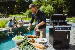 Outdoorchef Dualchef 325 G Gasgrill Mit Seitenkocher + BLAZING ZONE Infrarotbrenner + DGS Gusseisen Grillrost 2 Stk. + DGS Gemüse Grillrost 2 Stk. -Grillen im Freien outdoorchef dualchef 325 g grillparty 18 700 0