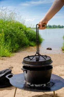 Grillen im Freien -Grillen im Freien petromax deckelheber anwendung